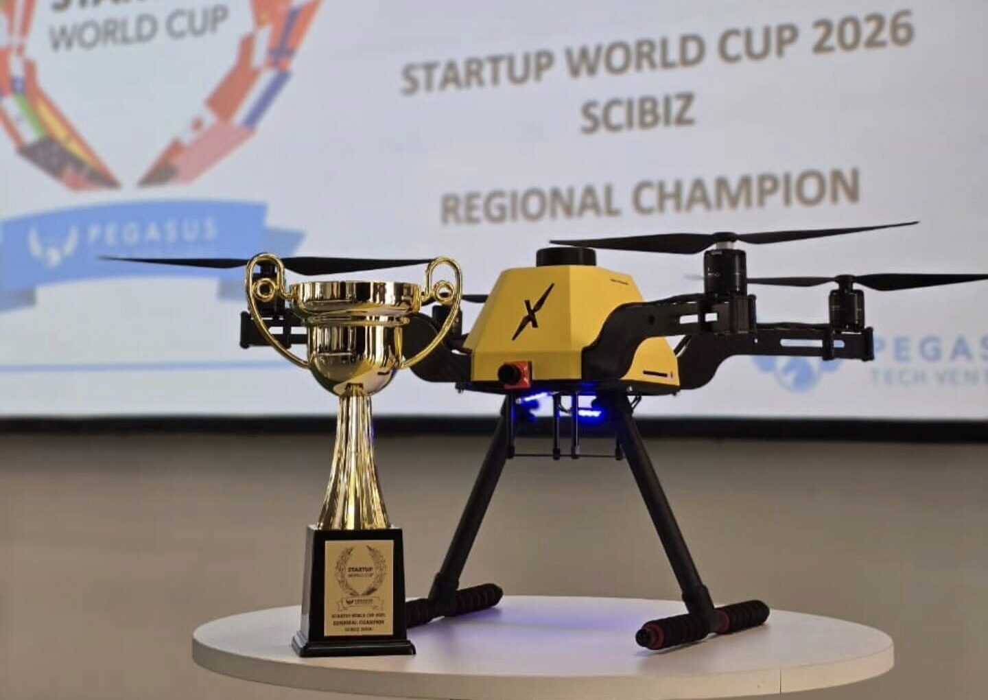Drone e troféu na Startup World Cup Warehouse Max